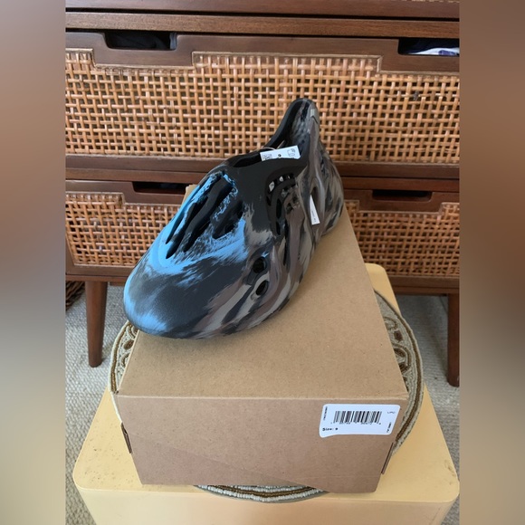 yeezy foamrunners - Picture 4 of 5